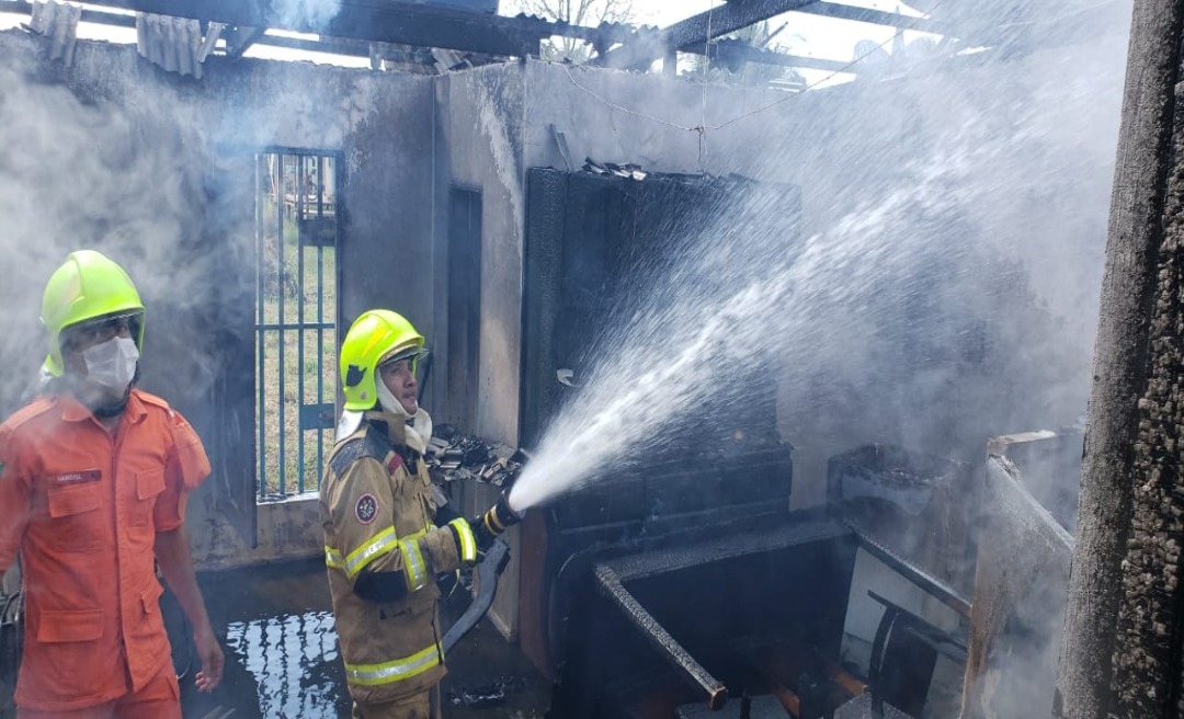 Incêndio é registrado em residência no interior do Acre; proprietária é suspeita de ter ateado fogo na casa